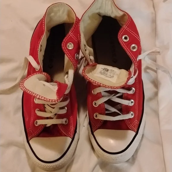 - Converse Red High-Top Sneakers Iconic Design - Picture 3 of 3